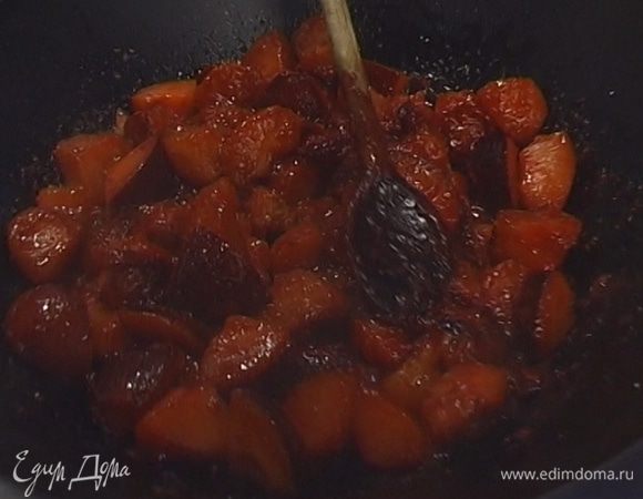 Всыпать мускатный орех и соль по вкусу, перемешать и протереть через сито. Этот соус хорошо хранится в холодильнике.