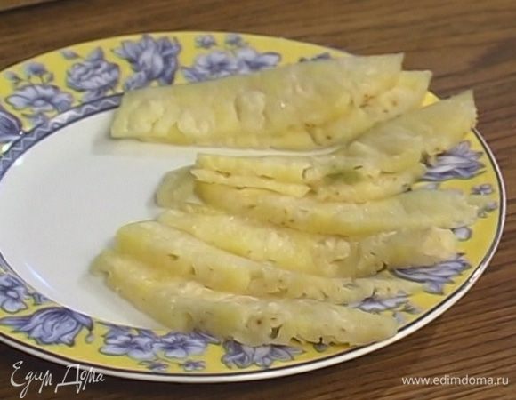 Мякоть ананаса нарезать тонкими ломтиками и выложить в креманку.