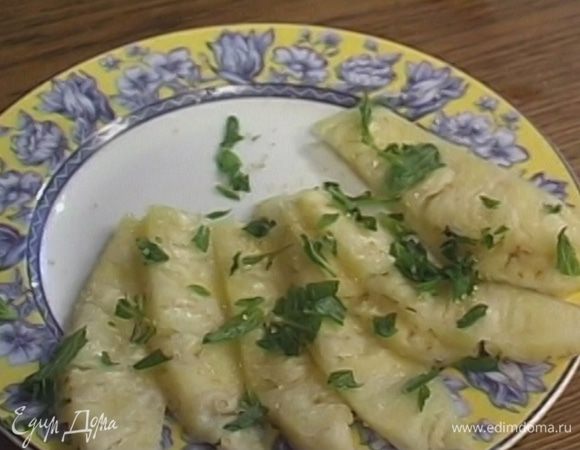 Посыпать измельченными листьями мяты и ванильным сахаром.