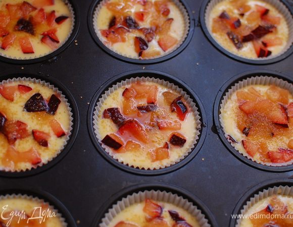  Сливы нарезать кубиками.Тесто разлить по формочкам.Сверху вылржить сливы и посыпать сахаром.