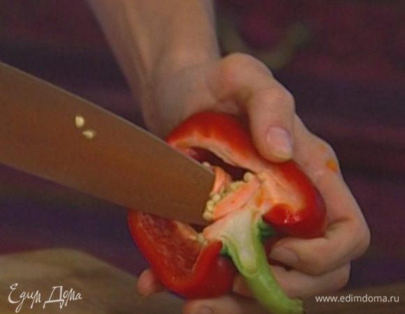 У сладкого перца удалить плодоножки с семенами.