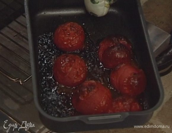 Уложить перец и помидоры в большой противень, полить оливковым маслом, бальзамическим уксусом, посолить и поперчить. Запекать в разогретой духовке 10-15 минут.