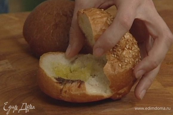 Надрезать булочки до половины, вынуть хлебный мякиш. Смазать нижние ломтики булочек оливковым маслом и несколькими каплями бальзамического уксуса.