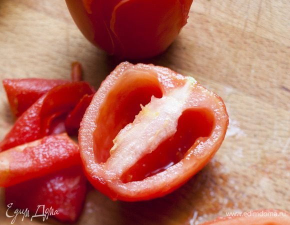 Помидоры вымыть и нарезать тонкими дольками.