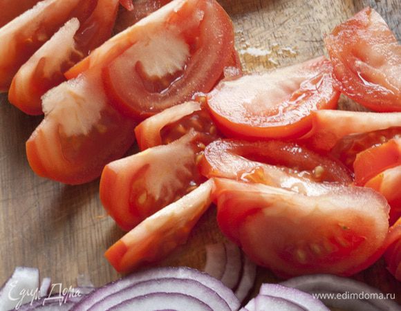 Лук почистить и нарезать тонкими полукольцами.