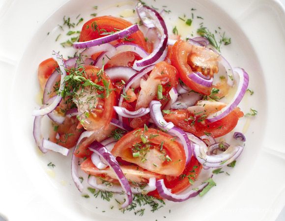 Соединить все ингредиенты, посолить и поперчить, заправить подсолнечным маслом и тщательно перемешать.