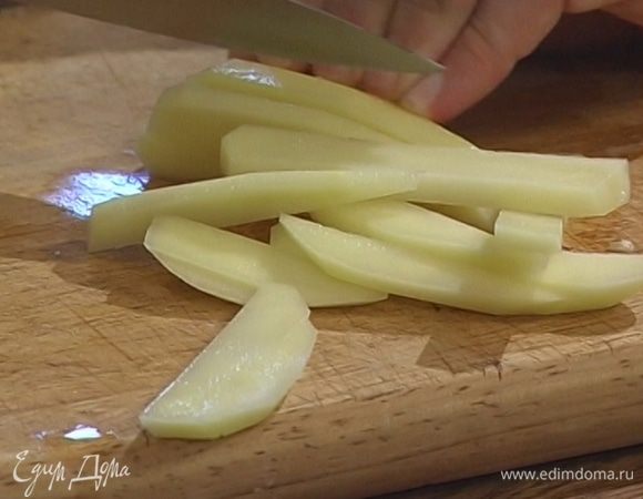 Картофель почистить и нарезать тонкими ломтиками.