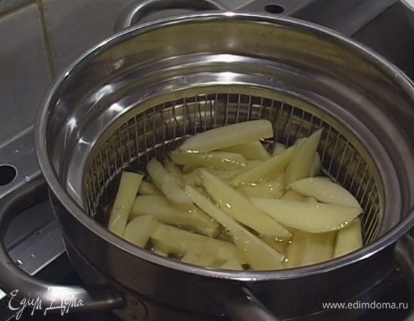 Разогреть во фритюрнице подсолнечное масло и жарить в нем картофель (можно это делать частями).