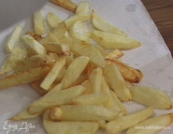 Готовые чипсы посыпать крупной солью.