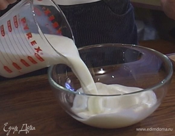 Молоко влить в небольшую кастрюлю и подогреть.