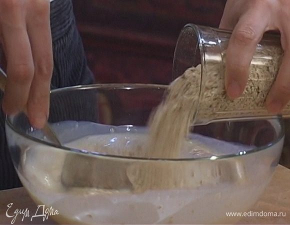 Всыпать в молоко овсяные хлопья, добавить курагу и изюм, перемешать и на небольшом огне довести до кипения.