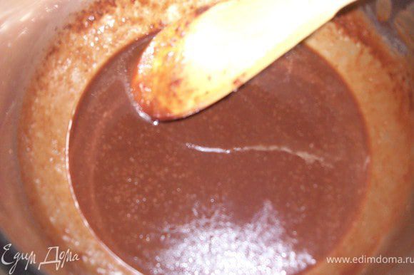 выливаем в кастрюлю пол стакана молока, добавляем сахар, потом какао, доводим до кипения постоянно помешивая на маленьком огне, в конце бросаем масло