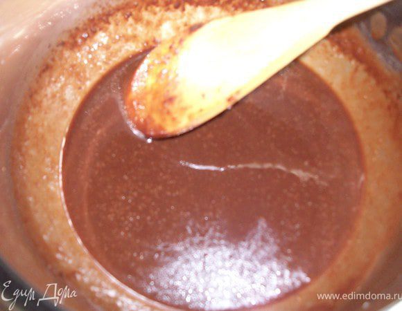 выливаем в кастрюлю пол стакана молока, добавляем сахар, потом какао, доводим до кипения постоянно помешивая на маленьком огне, в конце бросаем масло