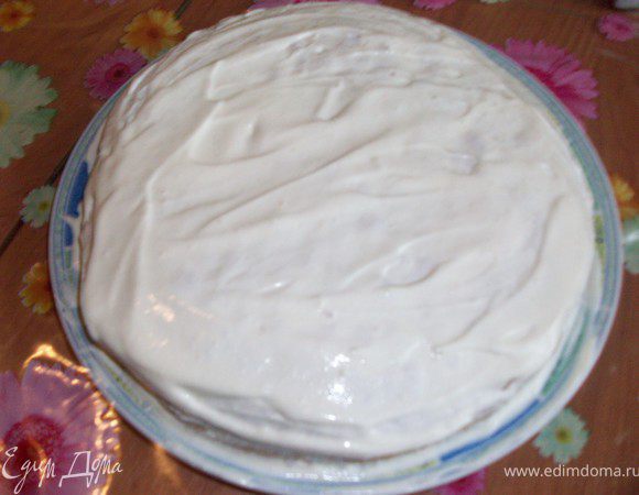 накрываем второй половиной и промазываем кремом сверху