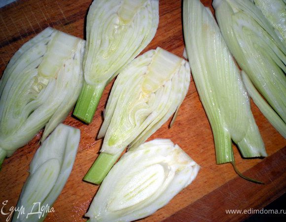 Фенхель вымыть,верхние листья удалить.Клубни нарезать ломтиками толщиной ок.1 см.Сбрызнуть оливковым маслом,посолить,поперчить и посыпать семенами.