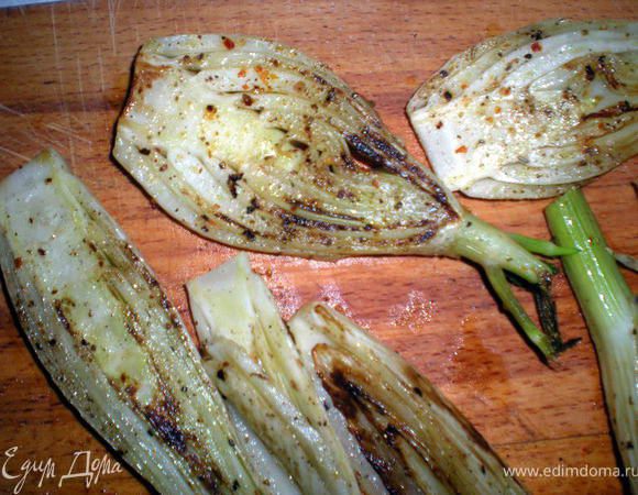 Сковороду разогреть,выложить фенхель и жарить на гриле по 3-5 мин.с каждой стороны.Немного остудить.