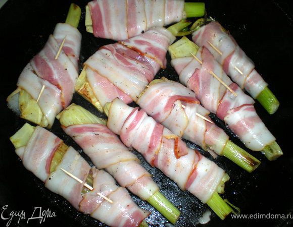 Обернуть каждый ломтик фенхеля ломтиками бекона,скрепив его зубочистками.Снова выложить на сковороду и обжарить по 4-5 мин с каждой стороны.