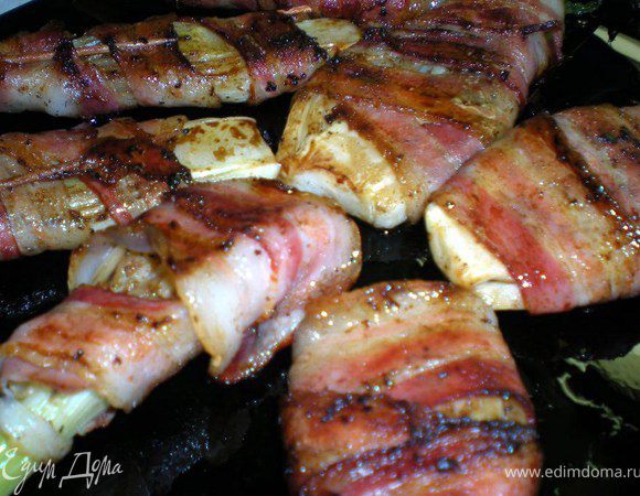 Сбрызнуть бальзамическим уксусом и подавать горячим.