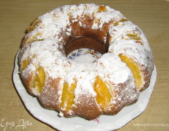 Горячим  достать  из  формы.Посыпать  сахарной  пудрой.