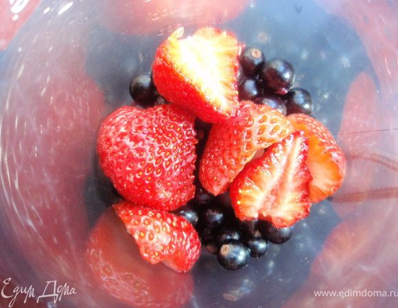 Ягодки складываем в форму, в которой разобьем их блендером. Добавим сахарной пудры.