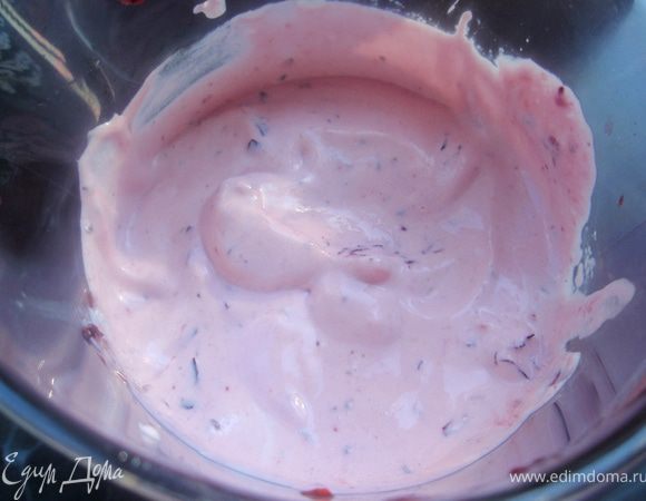 Сливки взбиваем миксером в отдельной посуде. И соединяем с ягодным пюре. Попробуйте, если вам мало сладости, то можно ещё добавить сахарной пудры. Получилось довольно густо.