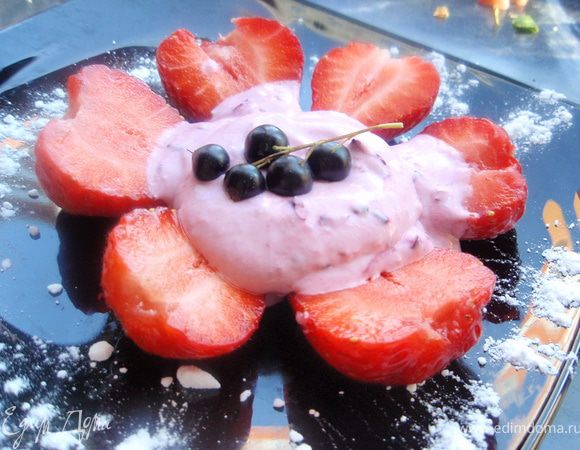 Выкладываем на тарелку клубнику, сверху поливаем соусом и украшаем веточкой черной смородины. Просто райское блаженство! Приятного аппетита!   
P.S. Совсем не разбираюсь в подобных блюдах, т.к. готовила впервые и опытным путем. Так что и не знаю к чему это относится крем, соус или мусс? Буду признательна, если кто-нибудь подскажет)