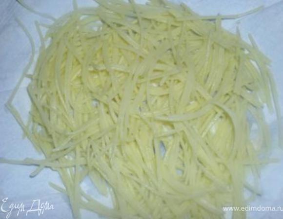 Картофель почистить и порезать тоненькой соломкой (я пользуюсь тёркой для корейских салатов), слегка обсушить, затем обжарить до румянца на растительном масле, выложить на бумажное полотенце и слегка присолить.