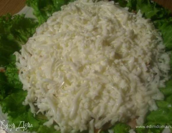 Далее 4 ложки майонеза (лучше густого), сверху потереть белок на
крупной терке.

