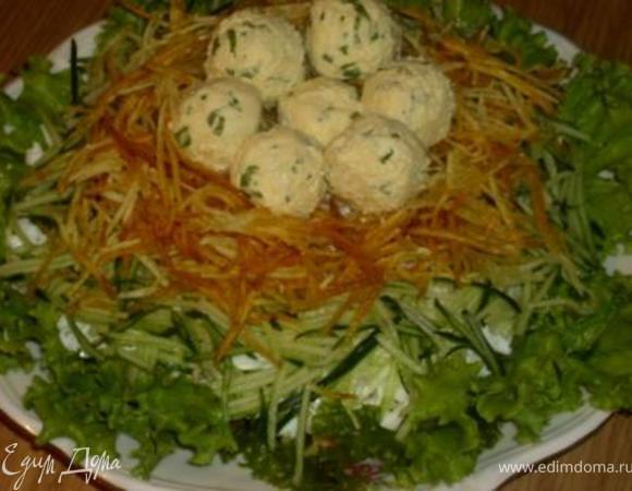 Из картофельных "веточек" сформировать "гнездо" с углублением в центре и выложить в него"яйца".
Прошу!
