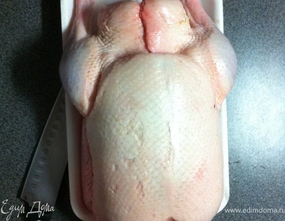 разделываем утку, грудки лучше использовать для другого блюда, удаляем часть кожи.