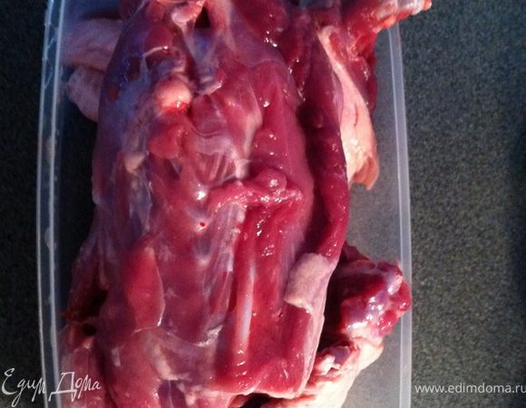 кожу удаляем по причине скопление жира под ней,не очень хорошо когда бульон очень жирный.