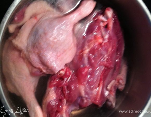 закладываем в кастрюлю и варим 15 минут.
затем сливаем воду, и хорошо моем утку.