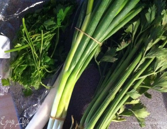 для варки бульона 
петрушку, порей, зеленый лук, сельдерей черешки обматываем ниткой.