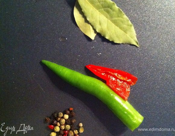 после того как бульон закипит, делам огонь меньше и добавляем чили, перец и лавровый лист.