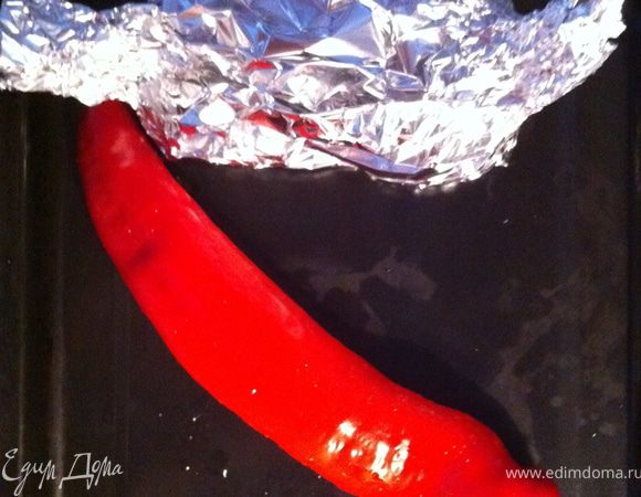 Свеклу хорошо промыть, уложить в пакет из фольги,добавить масла соли, лимонного сока или уксуса и в духовку на 30 минут.  
рядом с пакетом кладем перец с дырочками, иначе может лопнуть