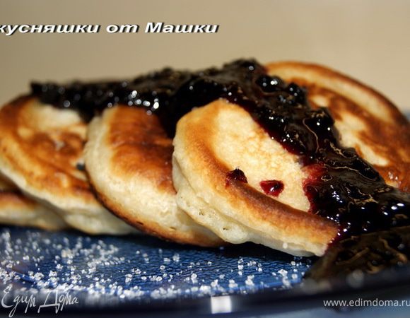 Яйца взбиваем с молоком, добавляем сахар, корицу, ванильный сахар, аккуратно вводим муку, перемешиваем до консистенции густой сметаны.
Зачерпывая ложкой печем на раскаленной сковороде.