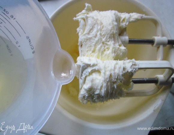 Сливочное масло взбить миксером. Добавить растительное масло.