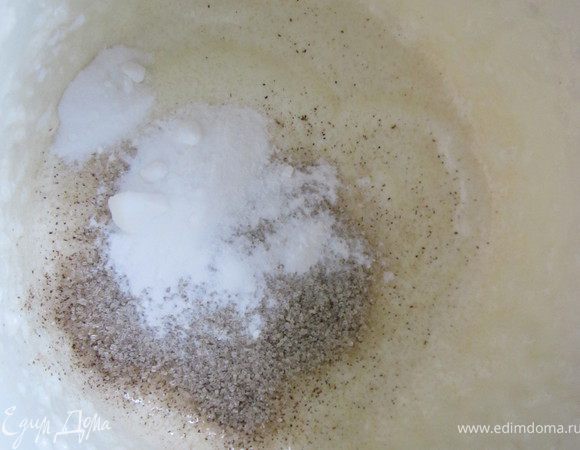 Добавить сахар, ваниль,соду. Перемешать.