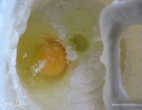 По одному ввести яйца и хорошенько еще раз взбить все миксером. Добавить сметану. Тщательно перемешать полученное тесто.