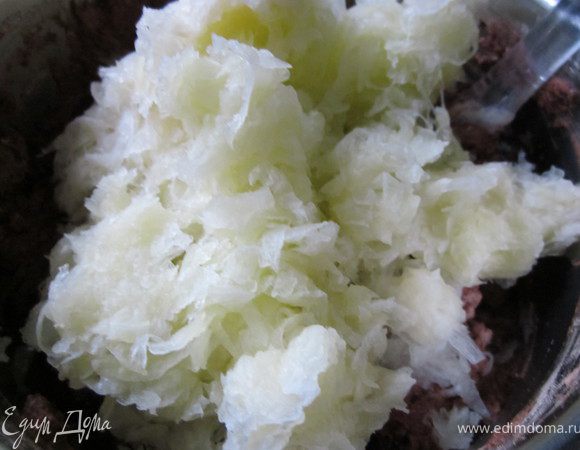 Муку соединить с разрыхлителем и какао. Соединить с тестом. Цуккини натереть на мелкой терке. Дать постоять 10 минут, чтобы жидкость стекла. Выделившуюся жидкость слить, а цуккини соединить с тестом. 