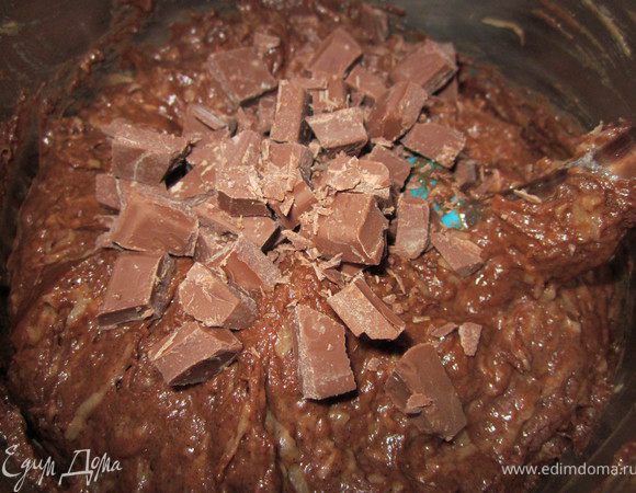Шоколад порезать на кусочки положить в тесто, перемешать.