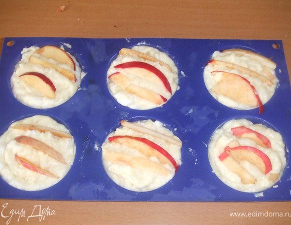 В кастрюлю наливаем молоко, и даем ему закипеть, затем добавляем манку. Варим 2 мин и добавляем сахар. Затем отставляем кашу в сторону и отделяем желток от белка. После того как каша немного остыла, мы ее перекладываем в блендер и взбиваем с маслом и желтком. Фрукты моем и нарезаем ломтиками. Затем взбиваем белок с каплей лимонного сока. Аккуратно вводим взбитый белок в манку. Форму смазываем и выкладываем слоями манка-фрукты. Затем форму закрываем фольгой и ставим в духовку на 40 мин. при температуре 150 С. За 10 мин. до конца снимаем фольгу, и даем подрумянится фруктам.