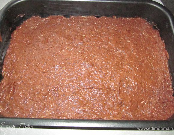 Форму смазать сливочным маслом, выложить тесто и аккуратно разровнять. Выпекать при 200* готовность проверяйте спичкой. Она должна быть сухой.