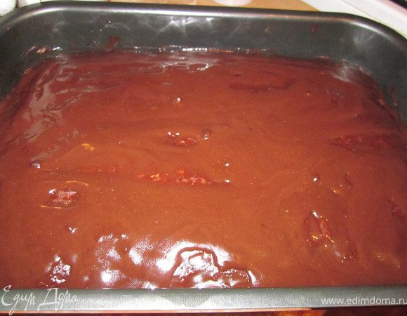 Готовый пирог вынуть из духовки и сразу приступаем к приготовлению глазури. Какао и сахар перемешать, влить молоко, положить масло. Готовим на среднем огне до кипения. Горячей  глазурью поливаем пирог, украшаем по желанию. 