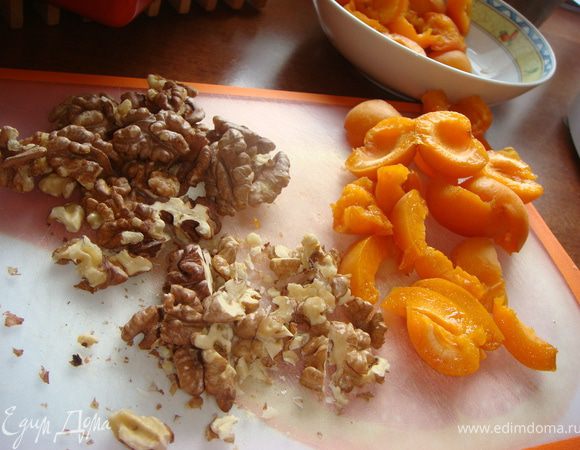 Духовку разогреть до 180С. Вам понадобится прямоугольная формы для кекса или буханки, размером 10х20см.
Для начала обжарить в духовке орехи, минут 8. Затем достать, охладить и крупно измельчить ножом или просто поломать.
Яблоки нарезать на тонкие дольки и слегка припустить, до размягчения, я использовала домашнее яблочное пюре -варенье. Абрикосы нарезать на четвертинки, если крупные то на полоски. Если вы используете курагу, то предварительно замочите ее в любом ароматном чае, для мягкости и затем нарежьте.
