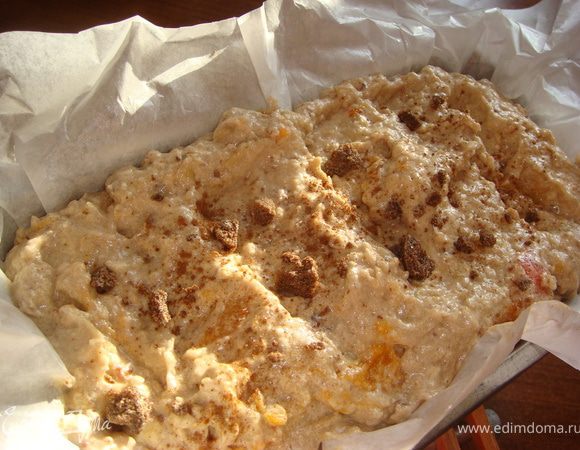 Теперь тесто. Просеять в отдельную миску муку, соль, разрыхлитель, корицу, добавить овсянку. При помощи комбайна или в ручную взбить яйца с сахаром, ввести масло, затем по не многу добавить все сухие ингредиенты. Добавить яблоки и абрикосы, а затем влить по одной ложке молоко, вам может понадобиться от 1-3-х ложек, в зависимости от консистенции добавленных фруктов. Окончательная масса должна быть такой чтобы тесто медленно сползало с ложки. В конце ввести орехи.
Смазать форму для выпечки маслом, выложить тесто. Сверху присыпать грубо измельченным сахаром Демерара и корицей. 
