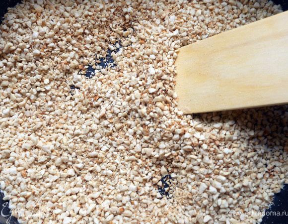 Шоколад с маслом растопить на водяной бане. Орехи измельчить и подсушить на сухой сковороде.