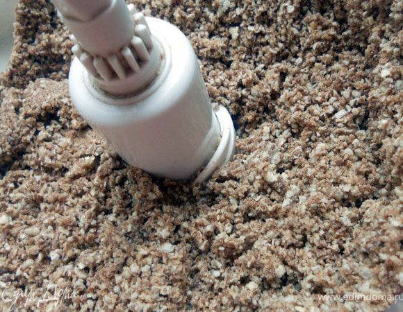 Вафли измельчить, часть (примерно 1/4 отложить).