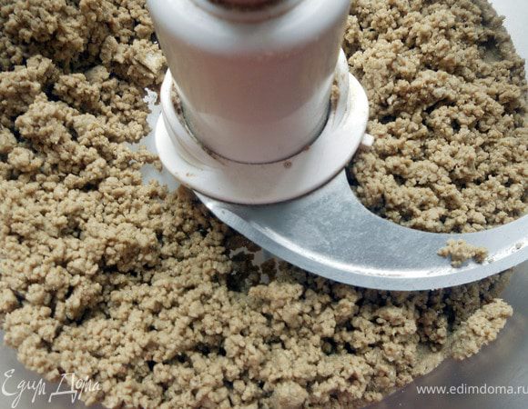 Халву измельчить.