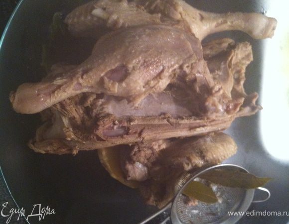 Когда бульон будет готов его необходимо процедить, предварительно вынув утку.